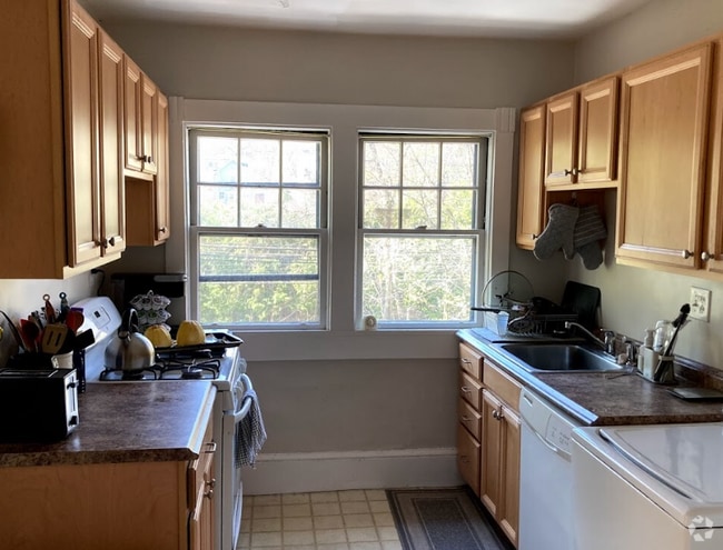 Building Photo - 36 Beaconsfield Rd Unit 2 Rental