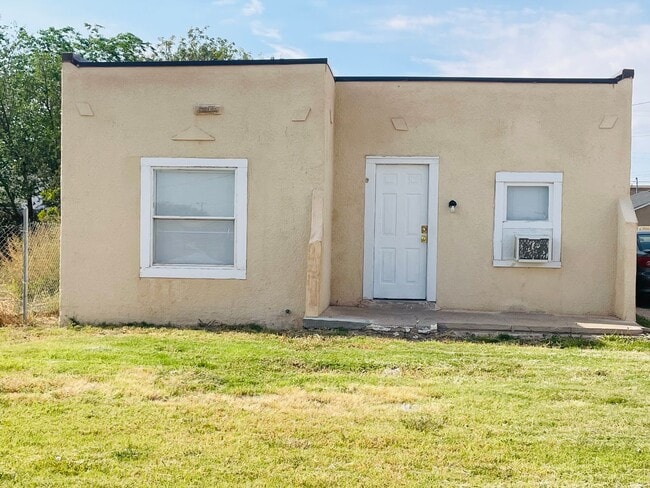 Building Photo - All Utilities are Paid! Unit 1