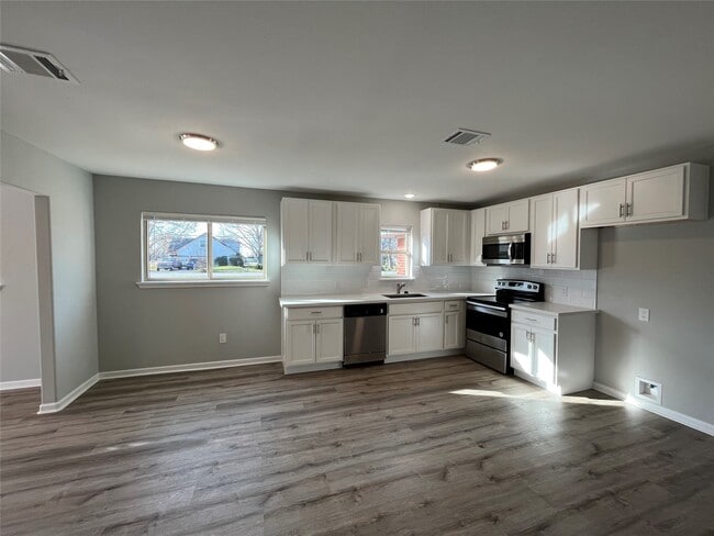 Building Photo - 1942 Center St