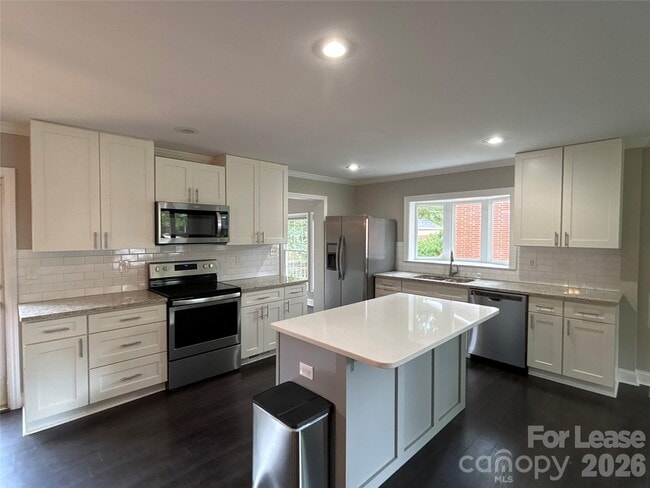 Photo - 1939 Sandhurst Dr