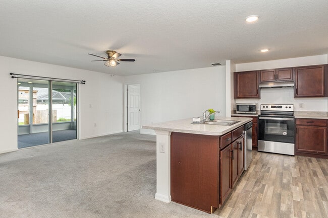 Photo - 571 Gallagher St SW