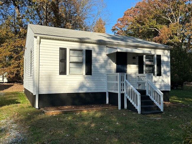 Building Photo - Your Cozy New Home Awaits in Burlington!
