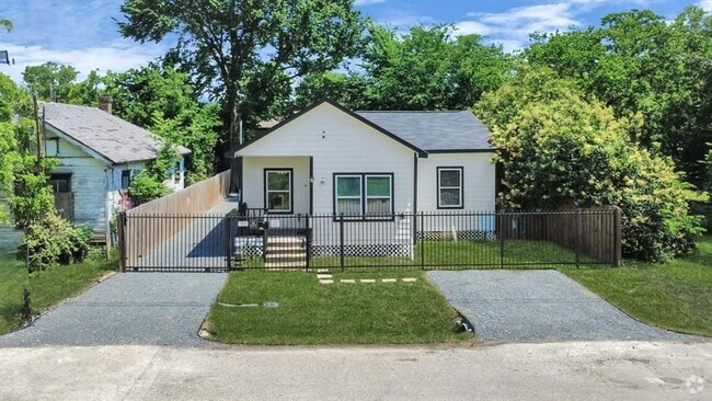 Building Photo - 3025 Drew St Rental