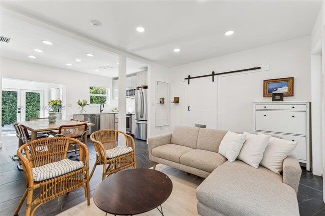 Photo - 990 SW 11th St