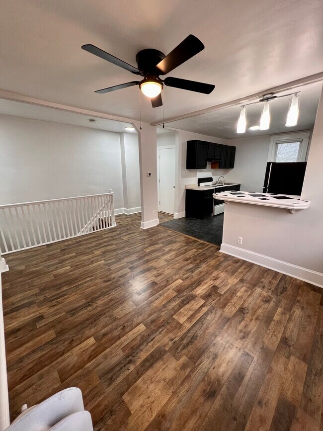 Open floor plan, large living room view into kitchen - 340 E Broadway Ave Unit Apt B
