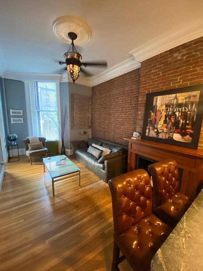Building Photo - 167 Beacon St Unit 5
