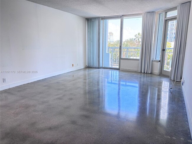 Photo - 400 South Pointe Dr Unidad 408