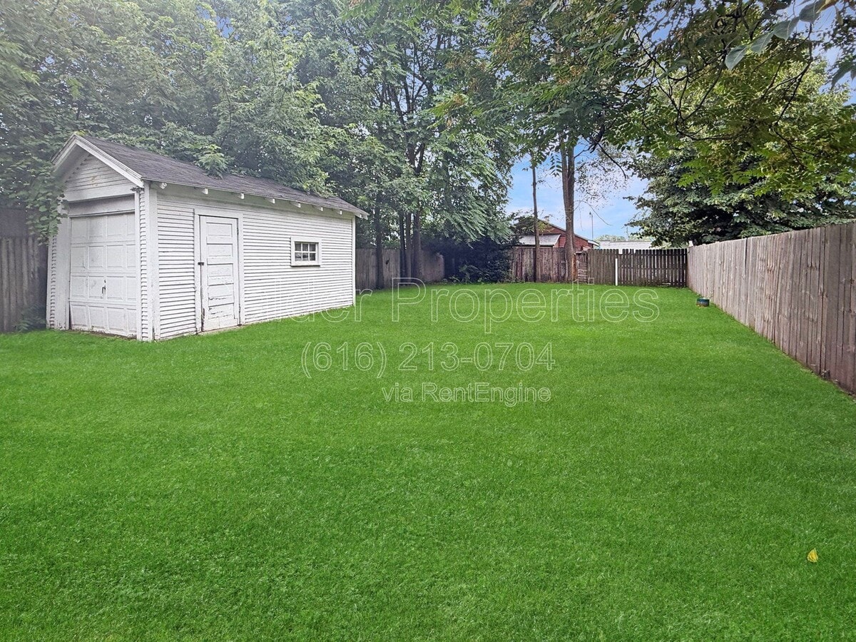Photo - 630 Plett St SW