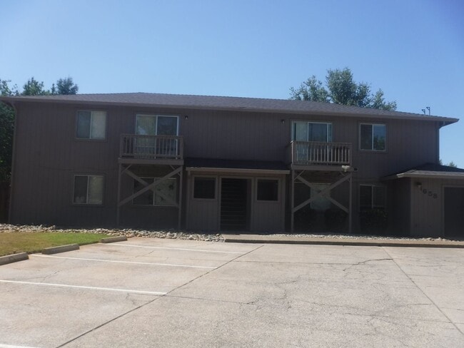 Building Photo - 1658 Bramble Pl Unit 4