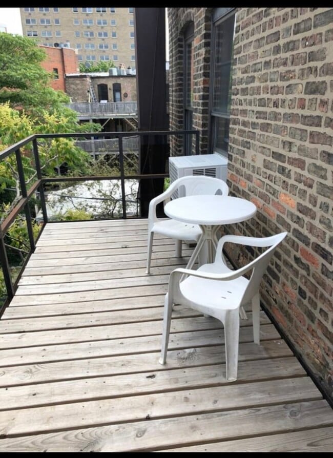 Private deck - 3313 N Clark St Unit 3R