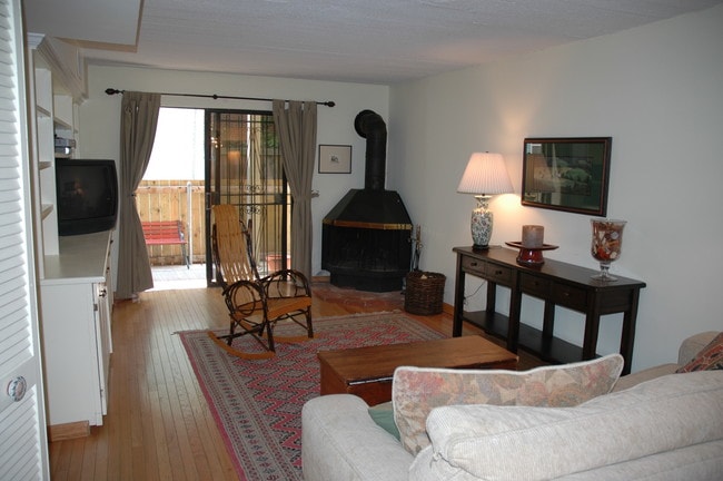 Sala de estar con chimenea a leña. - 1320 21st St NW Unidad 106