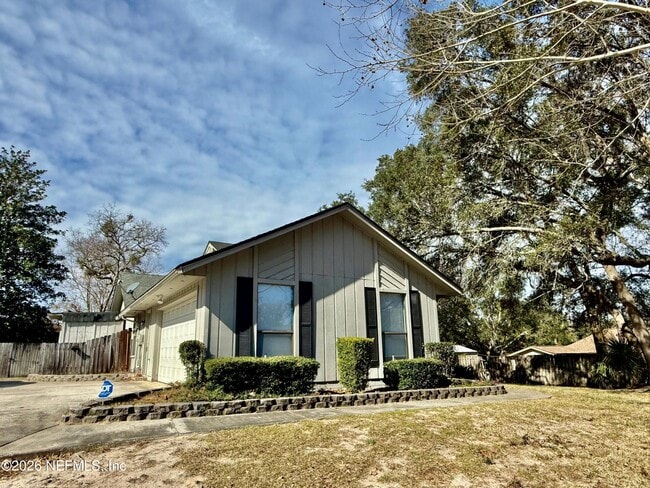 Building Photo - 902 Lakeridge Dr