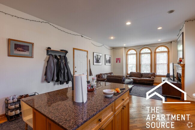 Building Photo - 2743 N Southport Ave Unit 1N Rental