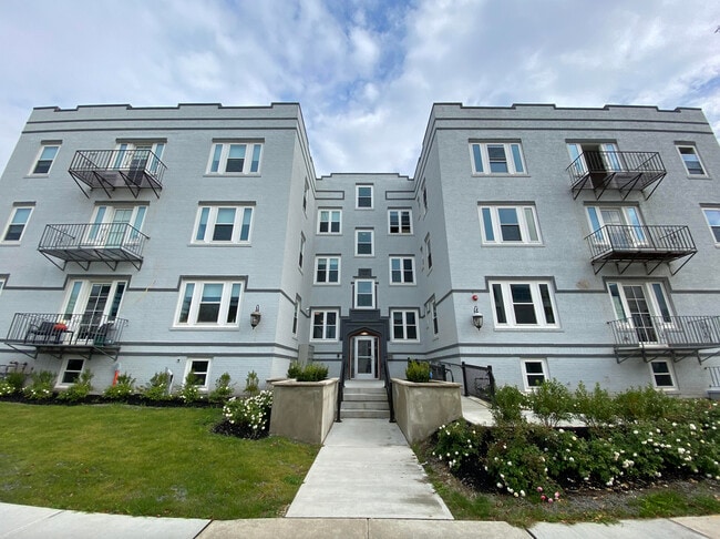 Front - 407 Sewall Ave