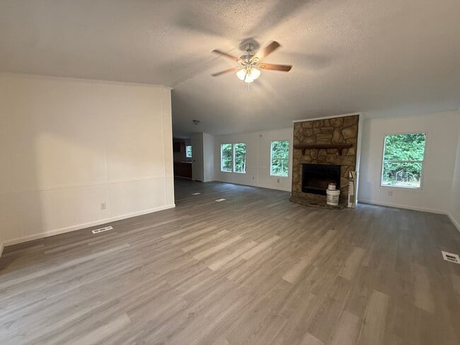 Photo - 4 Bedrooms, 3 Bathrooms with potential 5th Bedroom- Mobile home in Armuchee!