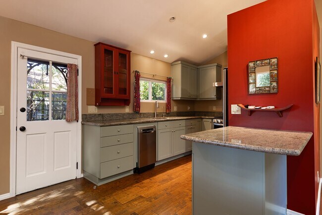 Photo - Cozy 2 Bedroom Cottage with Lush Gardens