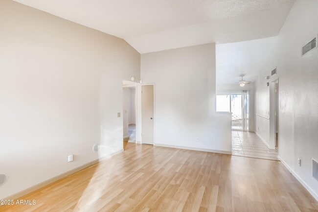 Photo - 510 E Sequoia Dr