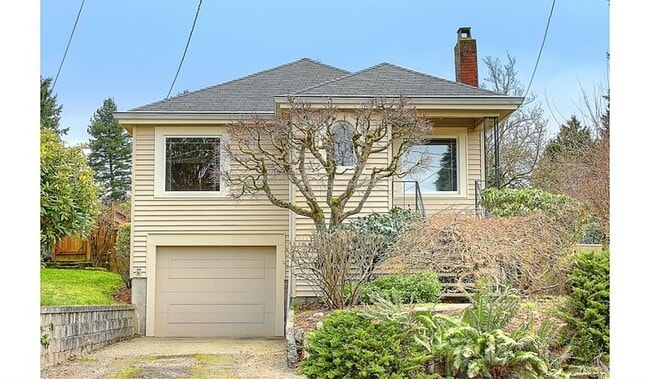 Building Photo - Stately Maple Leaf Charmer in Ideal Locati... Rental