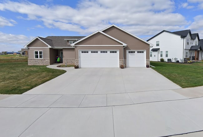 Building Photo - Large 3 Bedroom Home