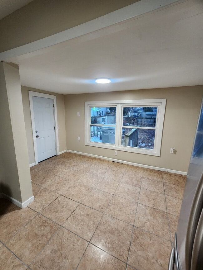 Photo - 720 Raspberry St