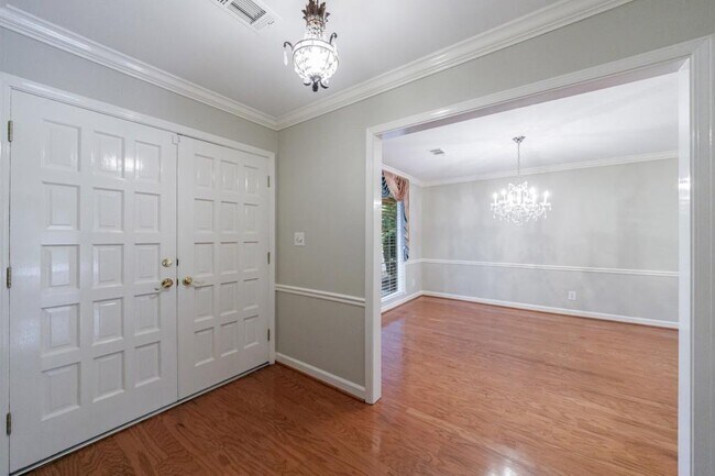 Photo - 585 W Crossville Rd