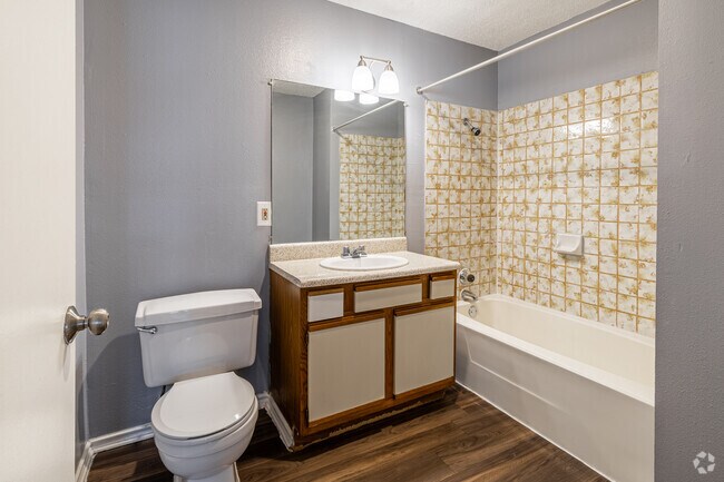 2BR, 2BA - 871SF - Secondary Bathroom