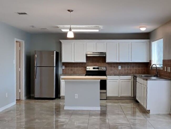 Photo - 3-bedroom, 2.5-bathroom house with a pool in Keller ISD - Closed to Alliance Town Center