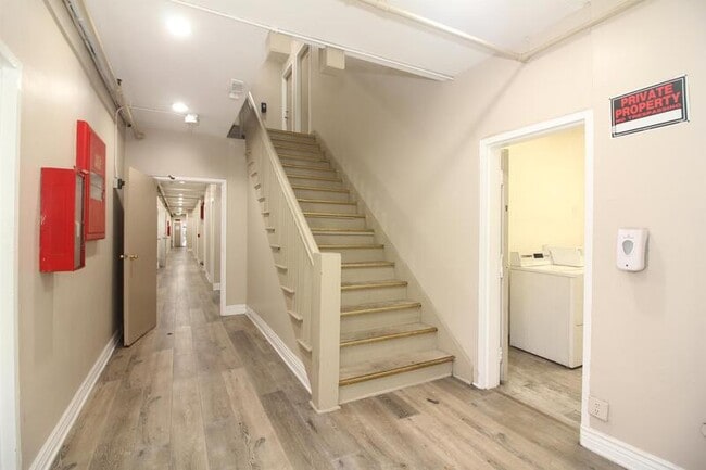 Building Photo - 647 W 18th St Rental