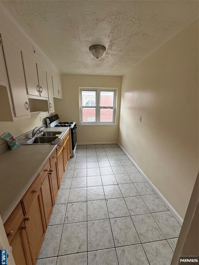 138 Midland Pl Unidad Second floor
