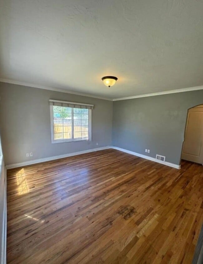 Photo - 3425 Owen St