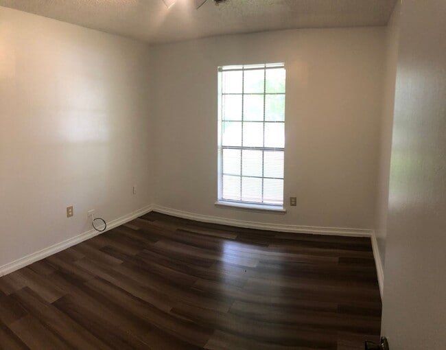 Photo - 110 Boxwood Pl N