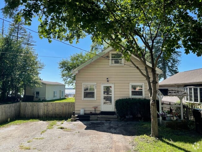 Building Photo - 703 Lake Shore Dr Rental