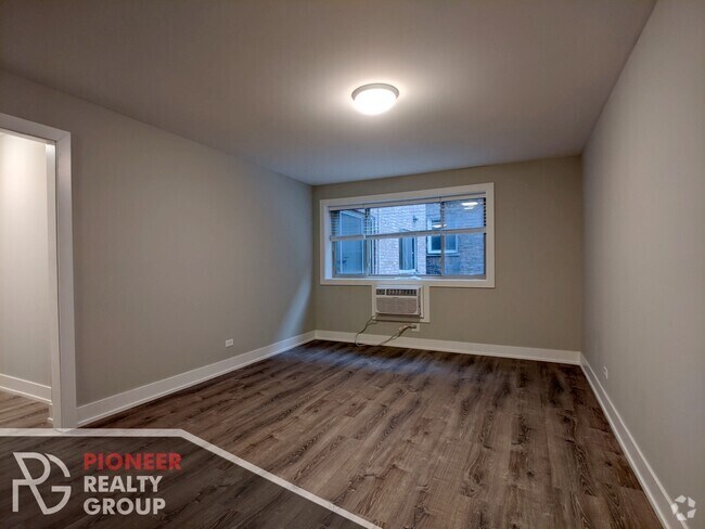 Building Photo - 542 W Surf St Rental
