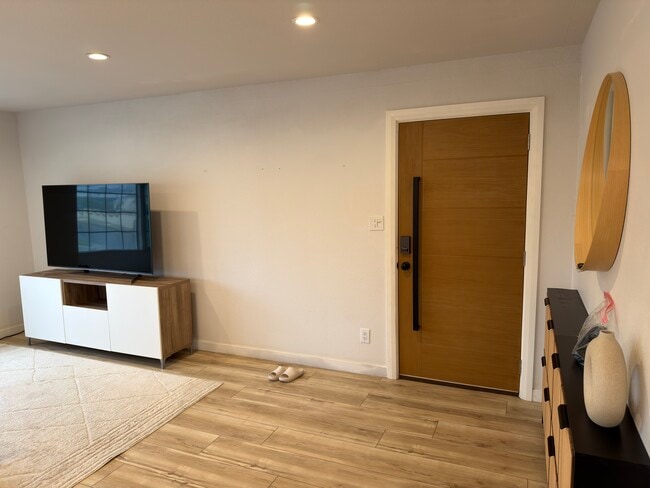 Photo - 740 Chesham Ave