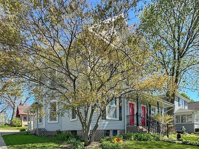 Building Photo - 140 Broadway Unit Upstairs