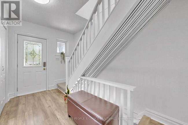 Photo - 419 Adelaide Ave W