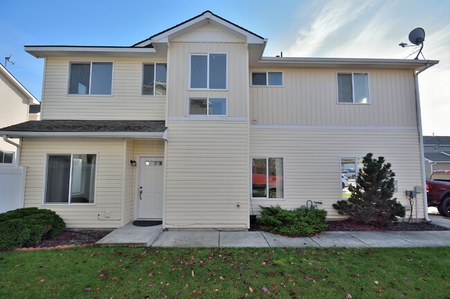 Lovely 2-Bedroom Plus Loft Townhome in Coe... - Lovely 2-Bedroom Plus Loft Townhome in Coe...