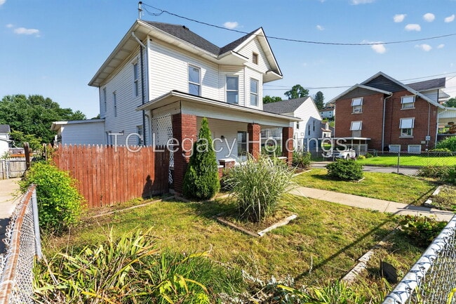 Photo - 890 Traction St