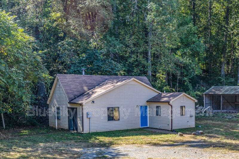 Photo - 1100 Wolf Trap Road