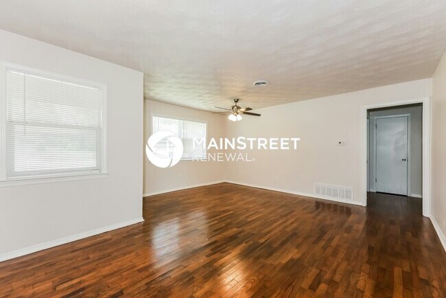 Photo - 3 Bedroom Pet-Friendly Home in Farmers Branch, TX with Main Street Renewal