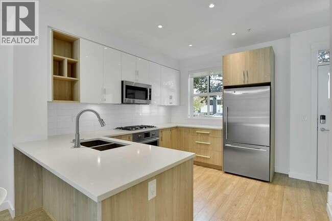 Photo - 7039 Macpherson Ave