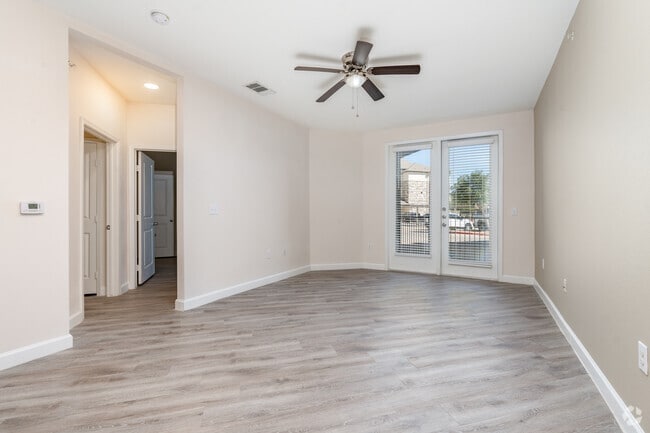 1BR, 1BA - 770SF - Living Room