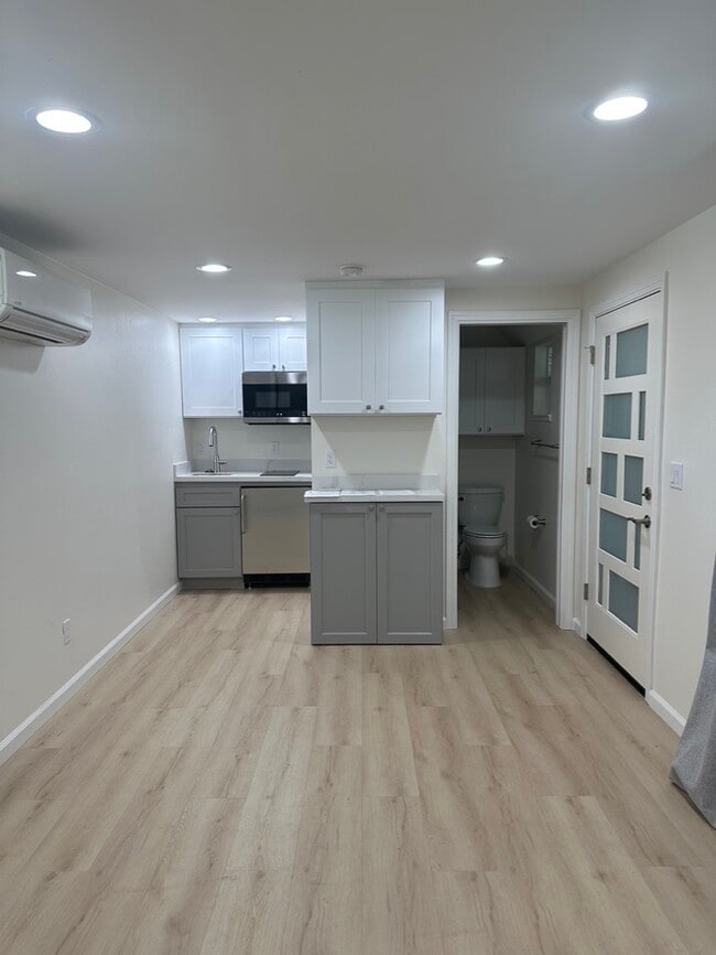 Photo - 18 Glenwood Dr Unit Glenwood Studio