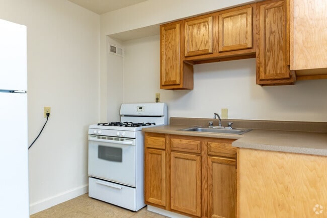 2BR, 1BA - 665 SF - Kitchen