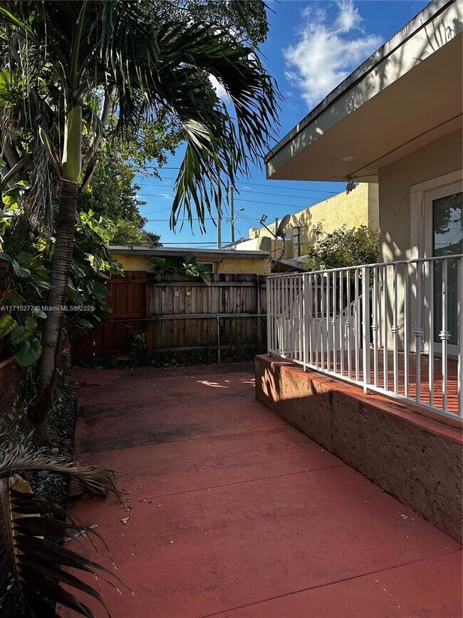 Building Photo - 1870 NW 5th St Unit 1870 Rental