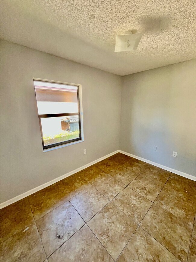 Photo - SPACIOUS 3BR/1.5BA Lakeland Duplex! Conven... Casa