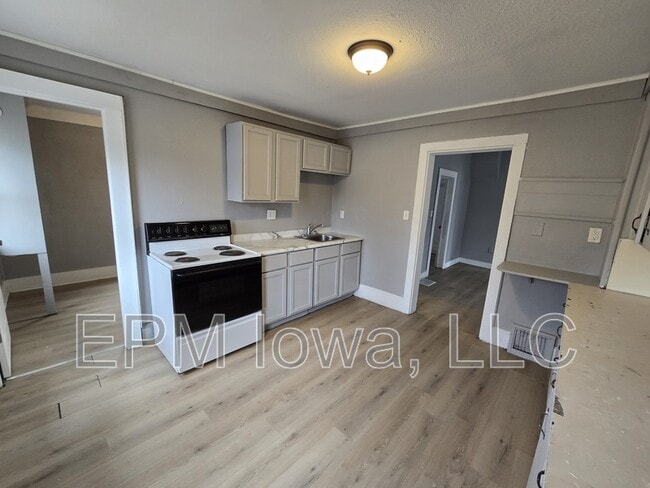 Photo - 714 W 1st St