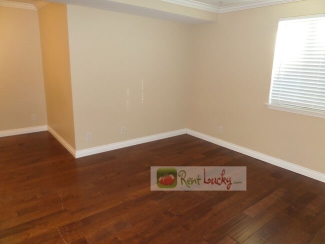 Photo - Super Cute Studio w/Parking in Fantastic Downtown Seattle Location!!