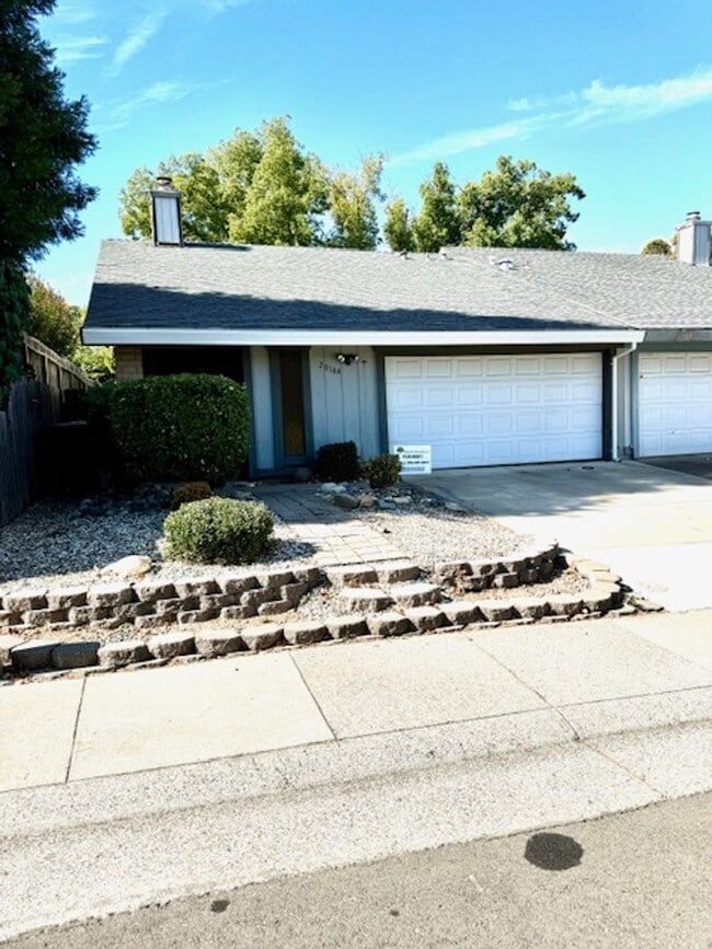Building Photo - Cute Duplex in Convenient Location!