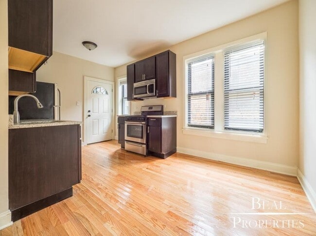 Building Photo - 1 bedroom in CHICAGO IL 60613 Unit W2